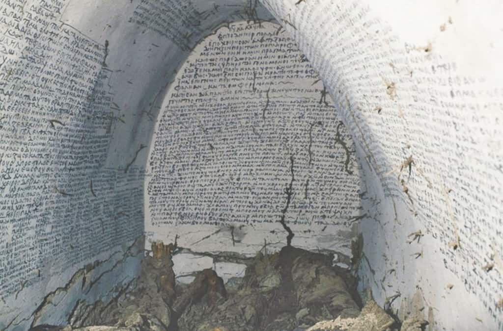 Cripta medieval con inscripciones Mágicas