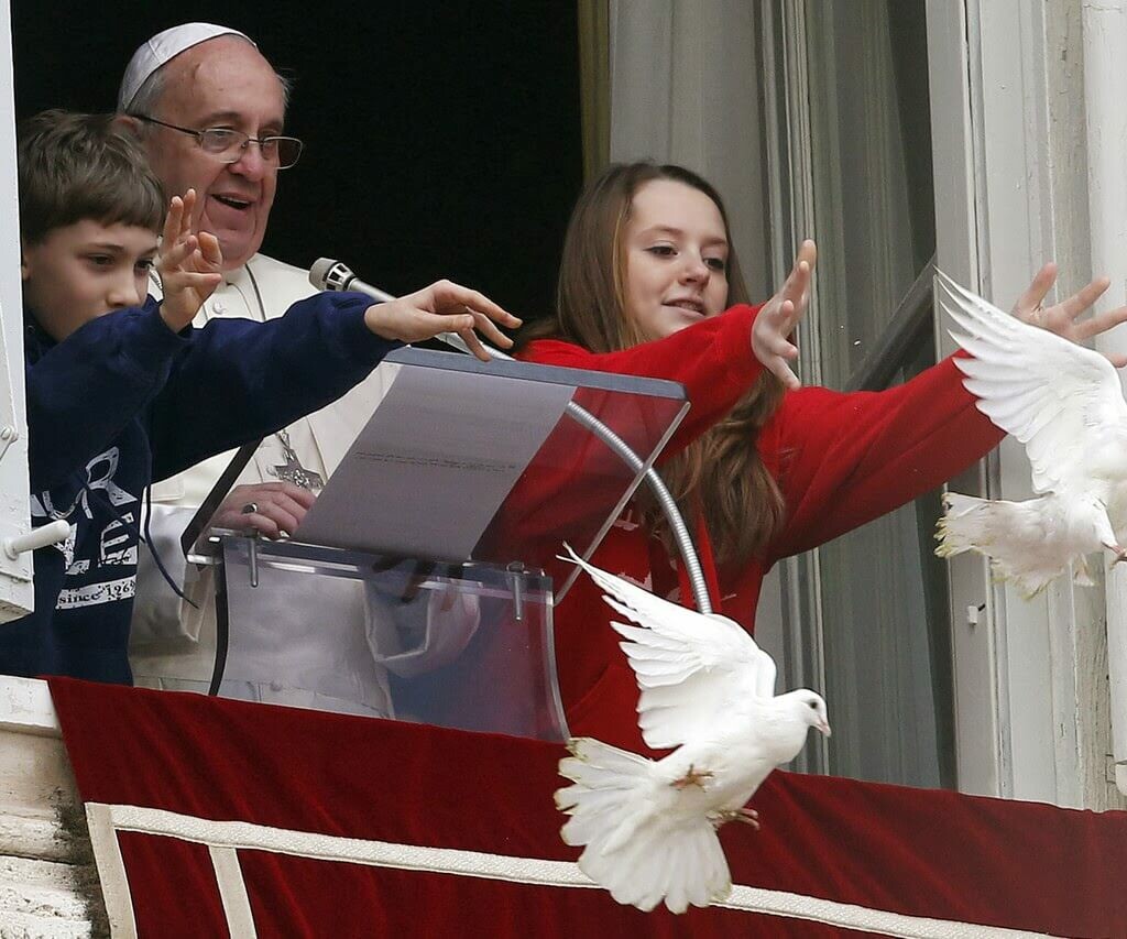 Ataque a las palomas del Papa