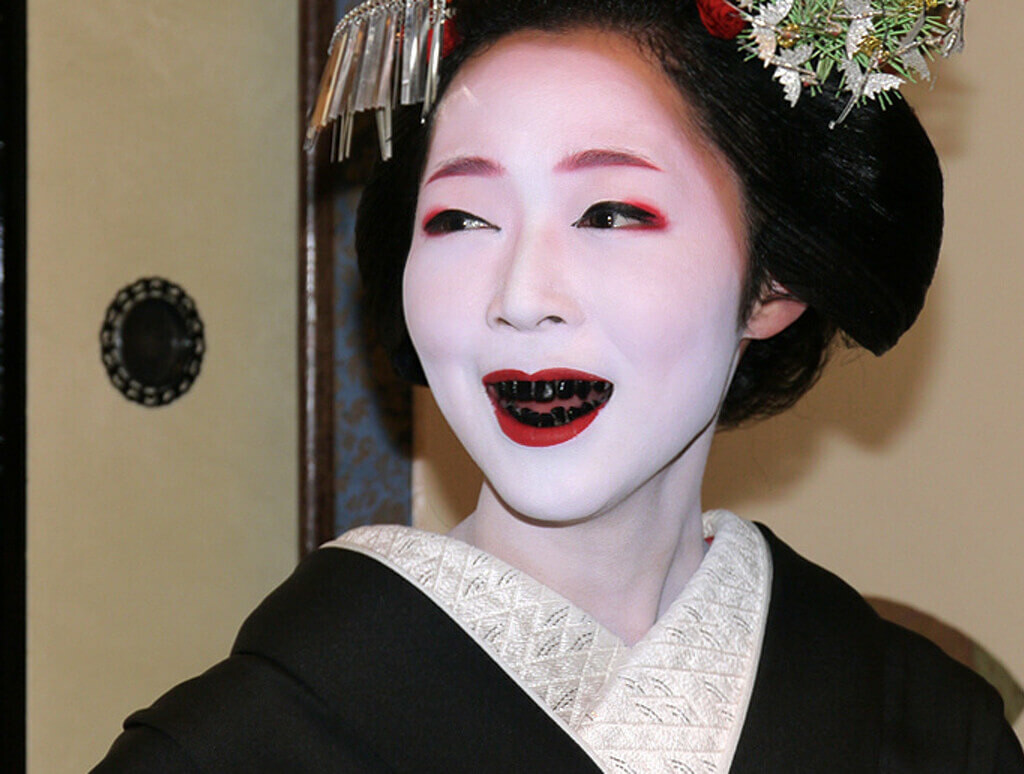 Ohaguro sonrisas negras del Japón