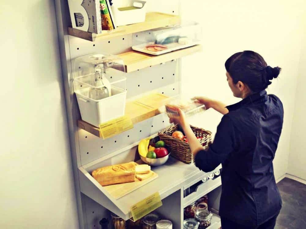 No habrá necesidad de abrir y cerrar constantemente el refrigerador. La superficie de los anaqueles está hecha de tal forma que pueda refrigerar alimentos en contenedores cerrados.